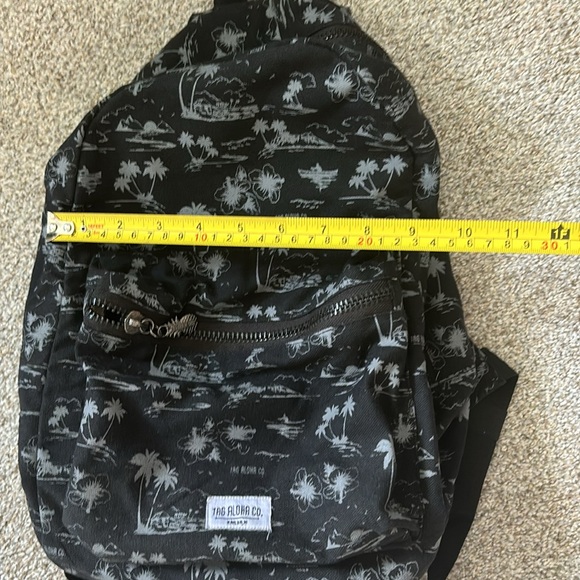 Tag Aloha (Hawaiian brand) day backpack, gently used - Picture 5 of 6